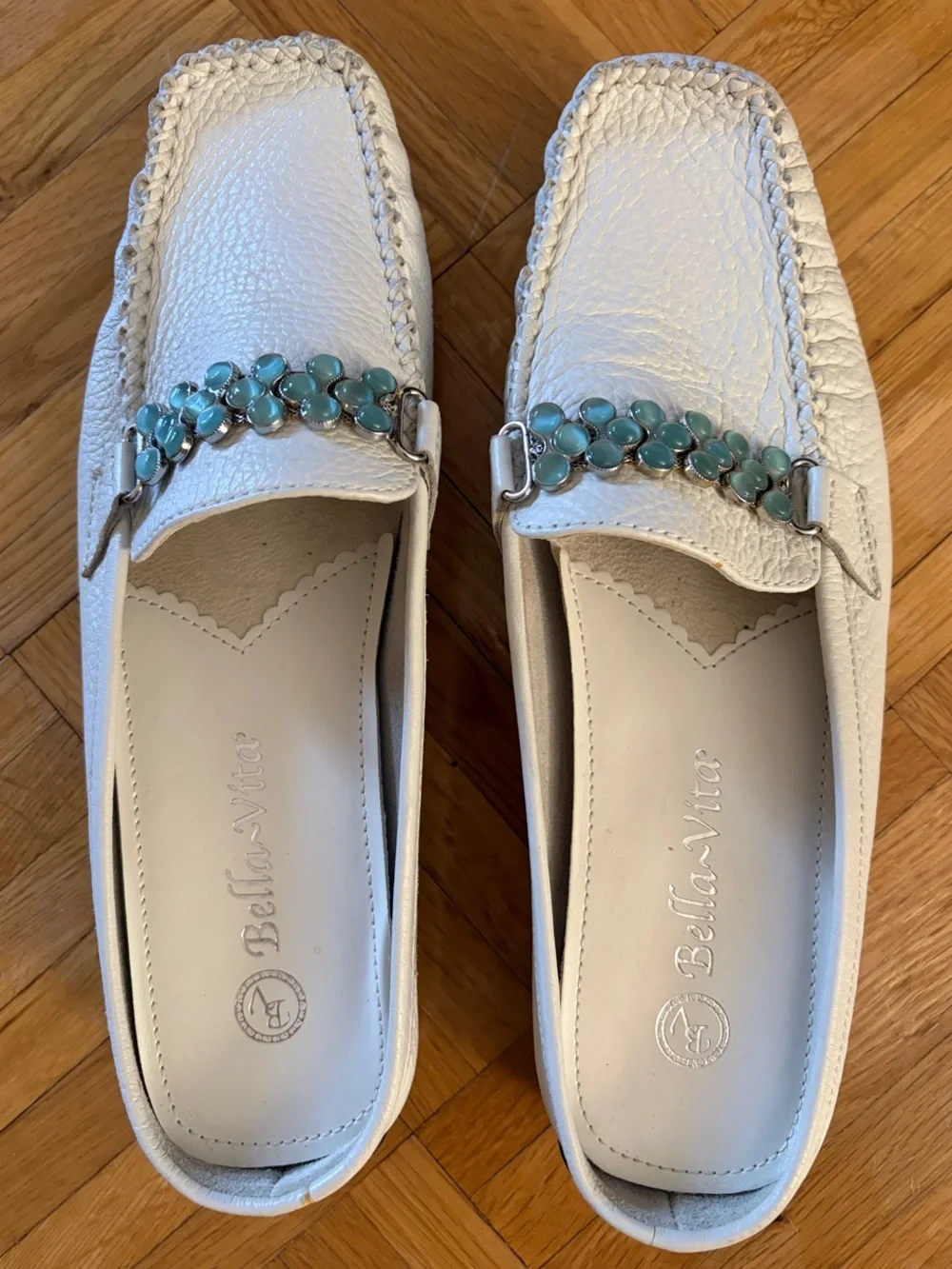 NWOT Bella Vita White Leather Loafers w/ Teal Accent - Women’s Size 7